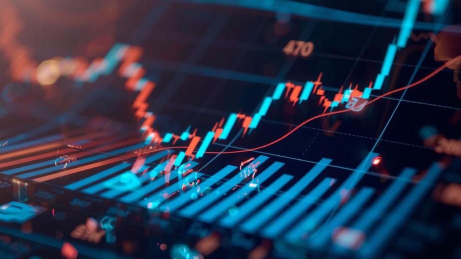 Grafico di crescita degli interessi composti con candele finanziarie e trend in rialzo
