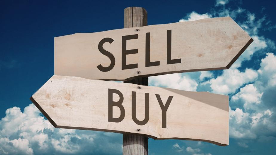 Cartello compra e vendi che rappresenta la strategia di gestione del rischio nel trading